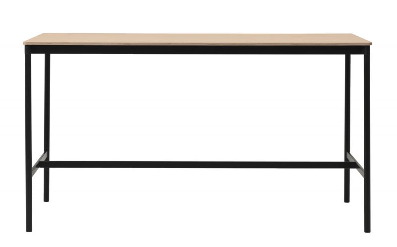 Muuto Base High Table: Stehtisch mit heller Holzplatte und schwarzem Metallgestell.